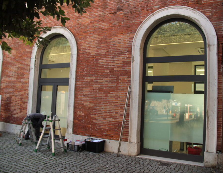 pellicole decorative satinate sala freccia stazione