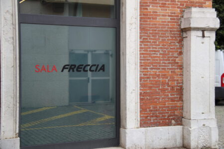 pellicole decorative satinate sala freccia stazione