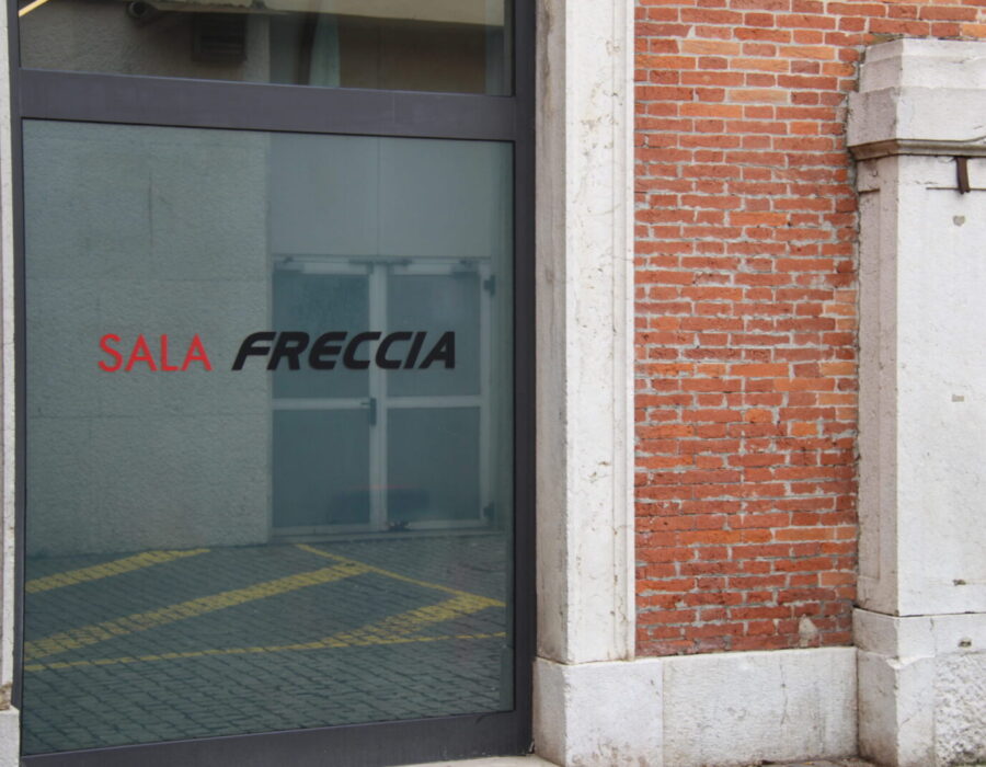 pellicole decorative satinate sala freccia stazione